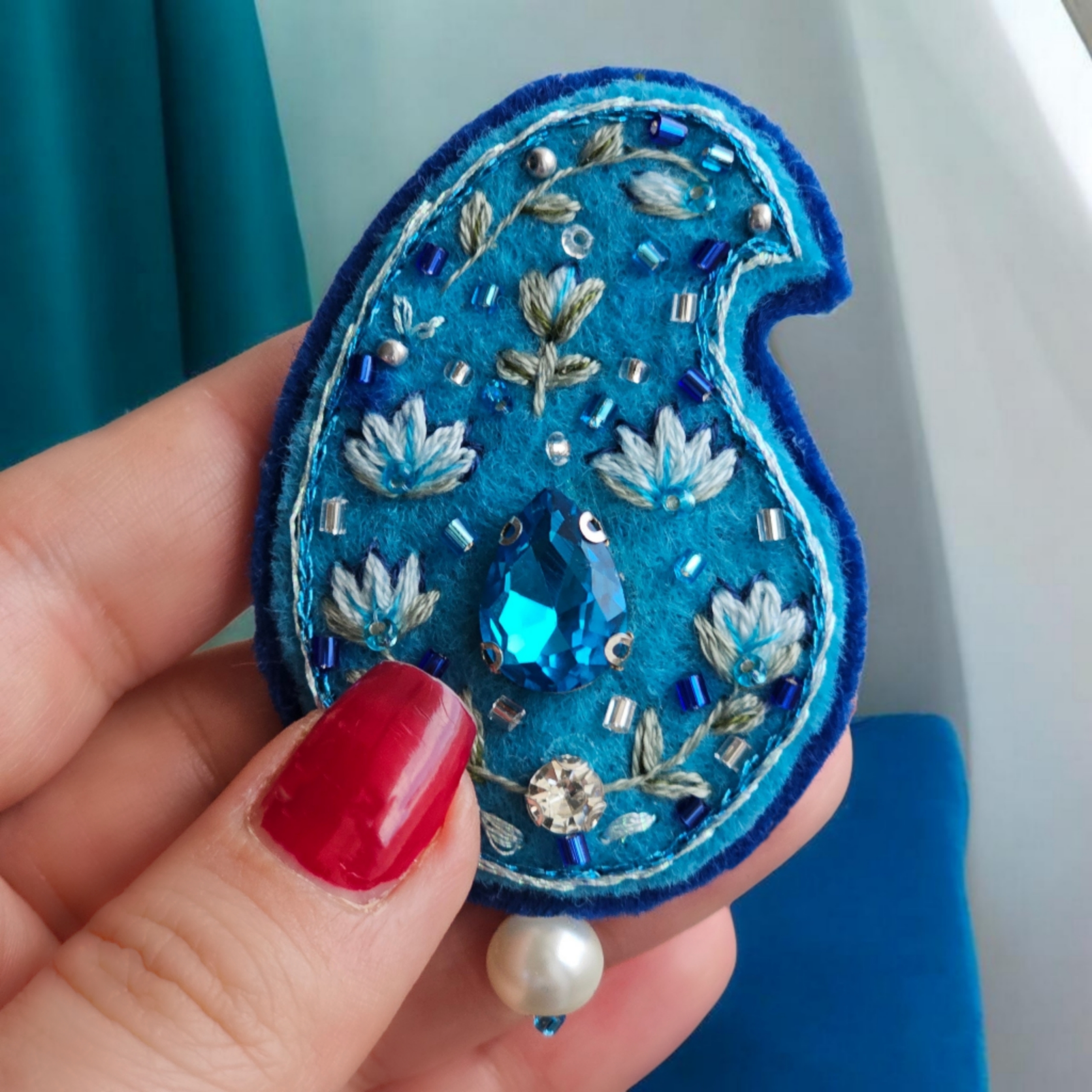 سنجاق سینه گلدوزی مدل بُته فیروزه