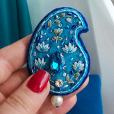 سنجاق سینه گلدوزی مدل بُته فیروزه