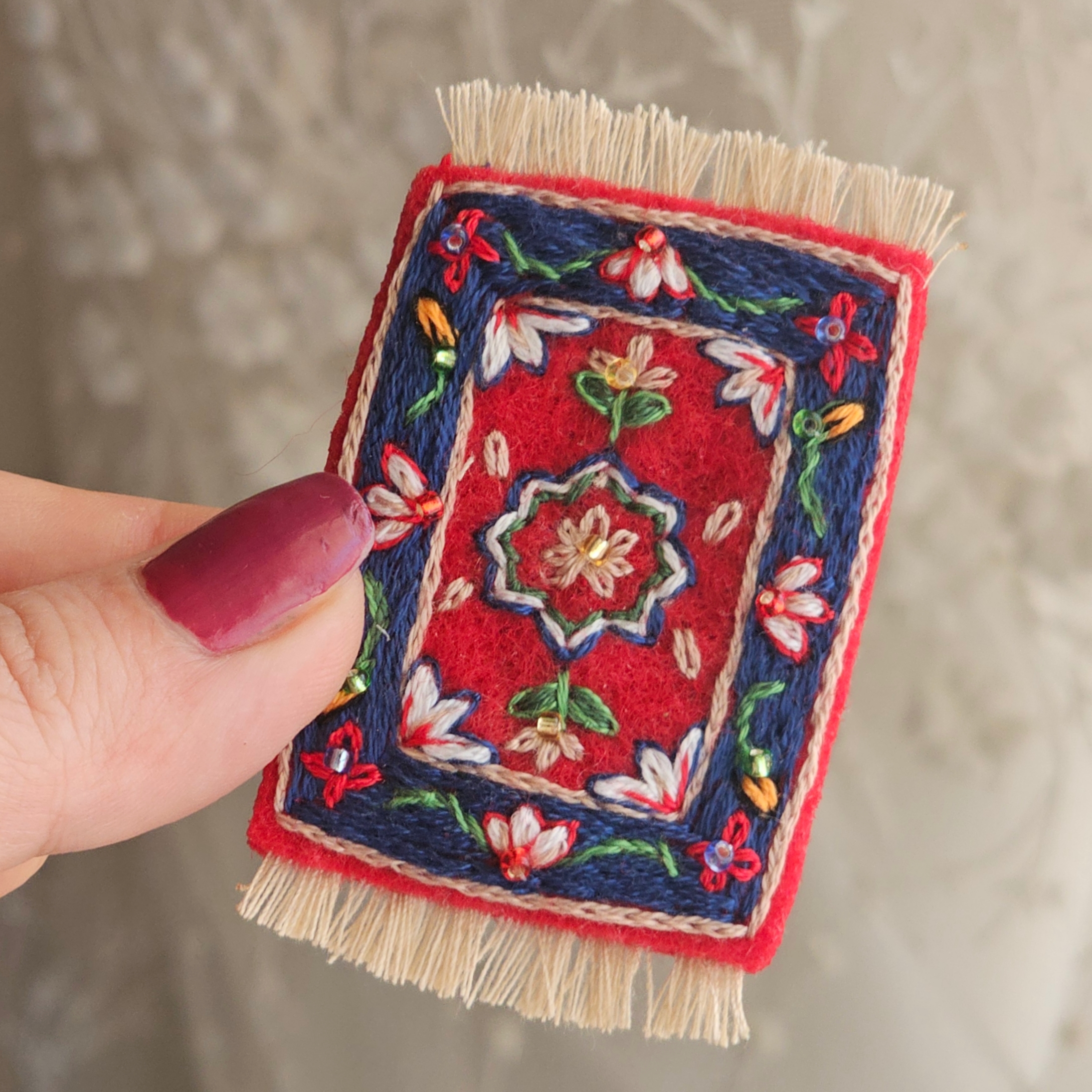 سنجاق‌سینه دست دوزگلدوزی مدل قالیِ مادربزرگ