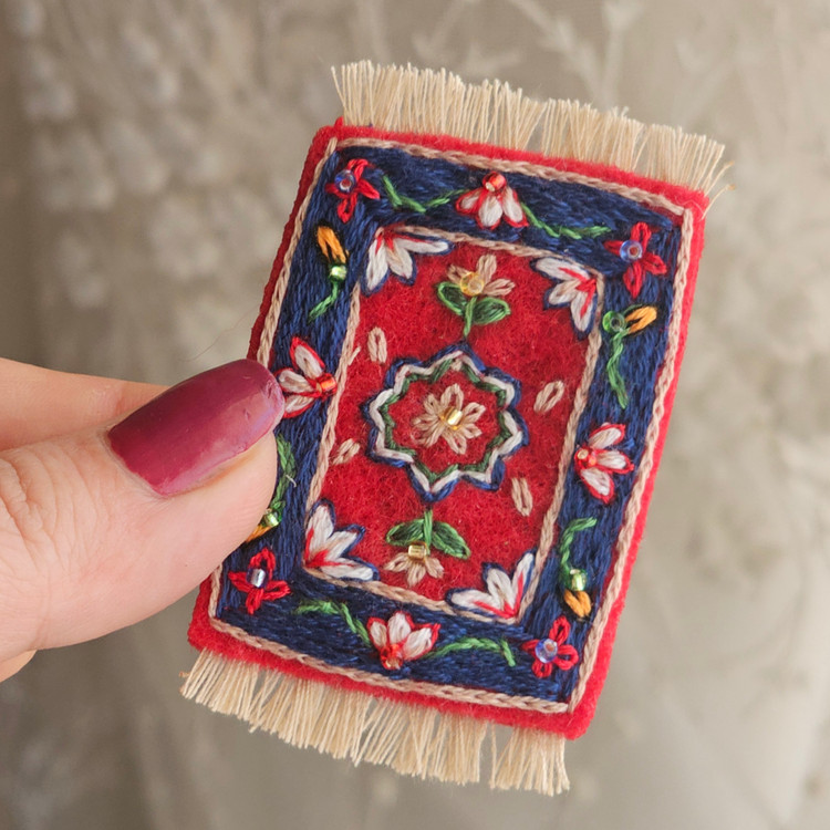 سنجاقسینه دست دوزگلدوزی مدل قالیِ مادربزرگ