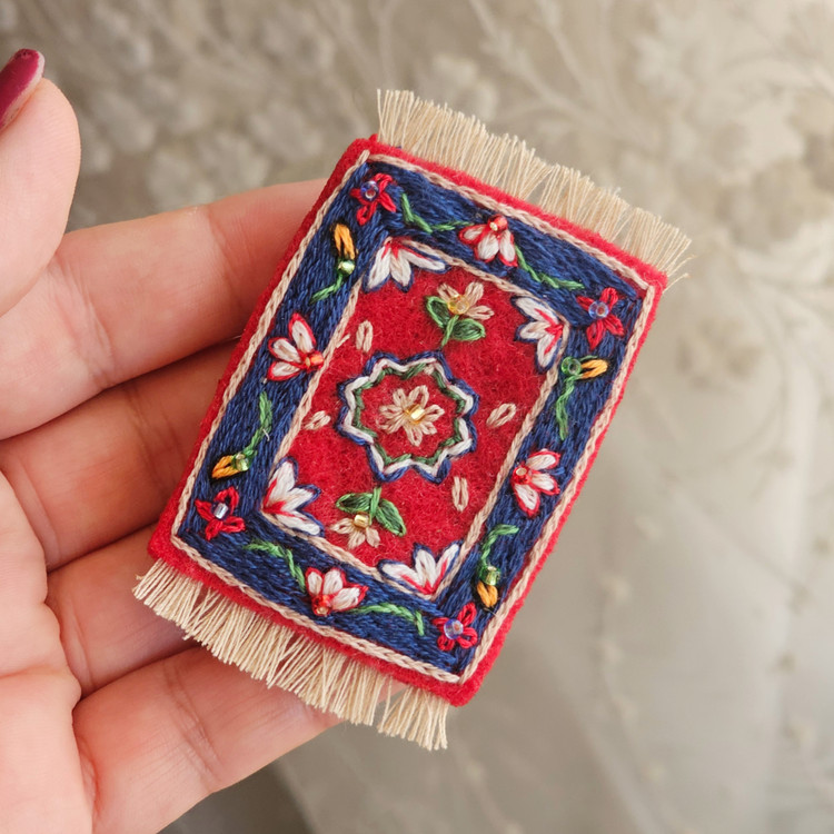 سنجاقسینه دست دوزگلدوزی مدل قالیِ مادربزرگ