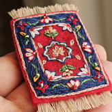 سنجاقسینه دست دوزگلدوزی مدل قالیِ مادربزرگ