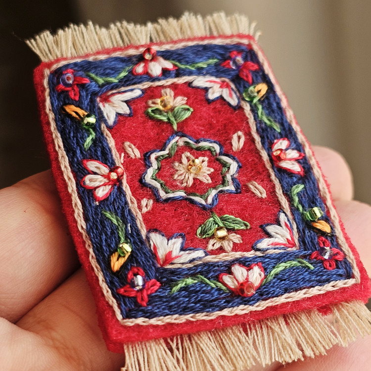 سنجاقسینه دست دوزگلدوزی مدل قالیِ مادربزرگ