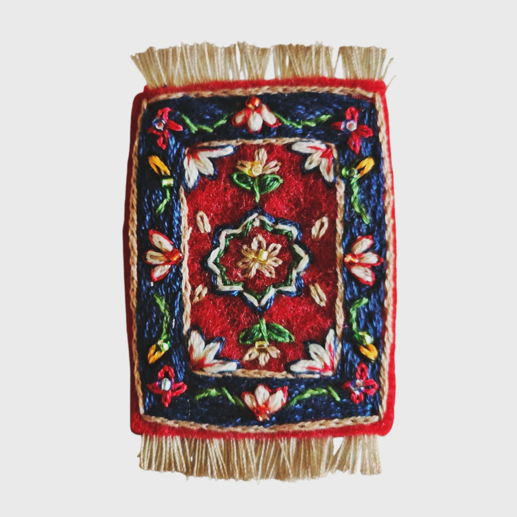 سنجاقسینه دست دوزگلدوزی مدل قالیِ مادربزرگ