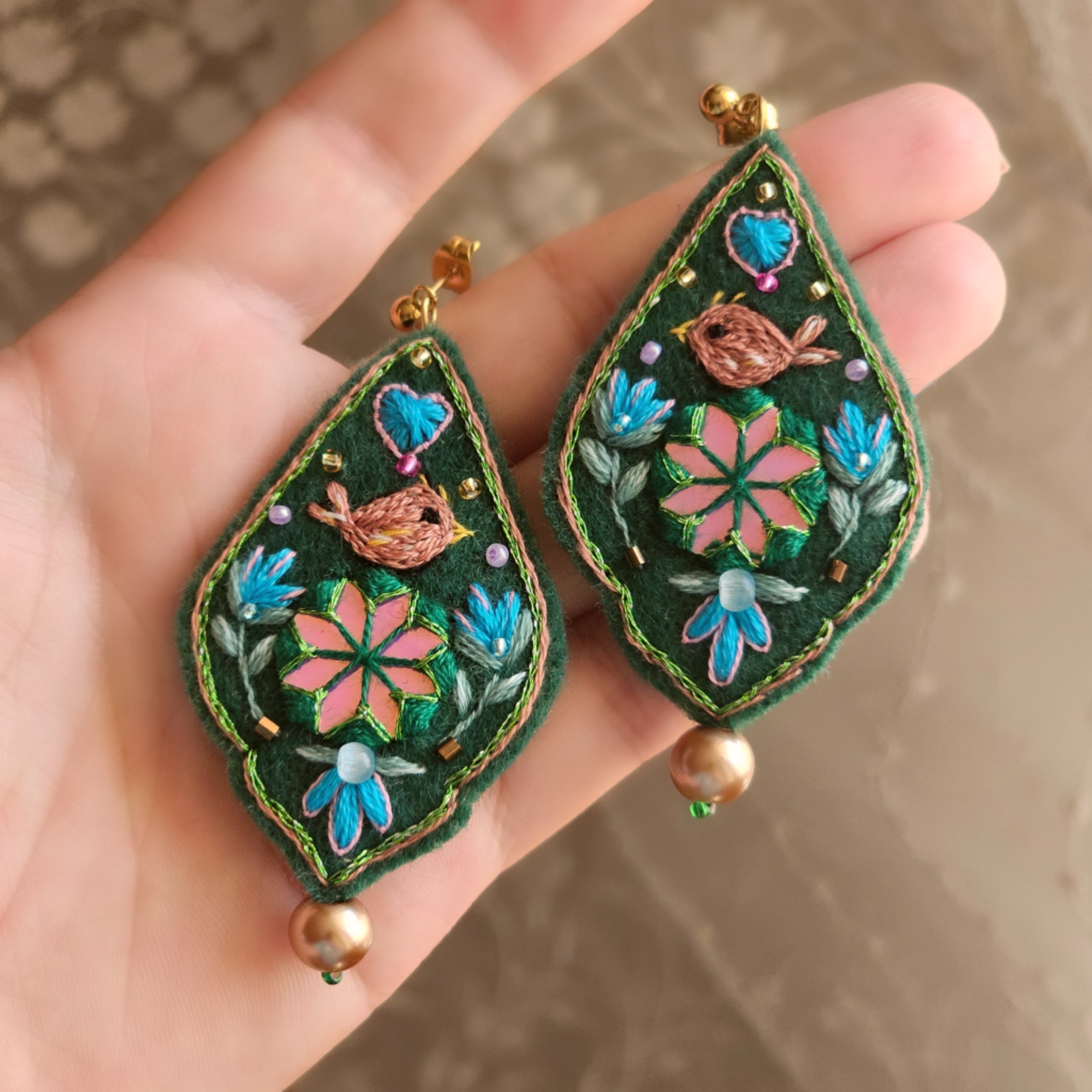 گوشواره دست دوزگلدوزی مدل پَرگُشا