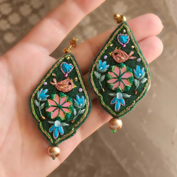 گوشواره دست دوزگلدوزی مدل پَرگُشا