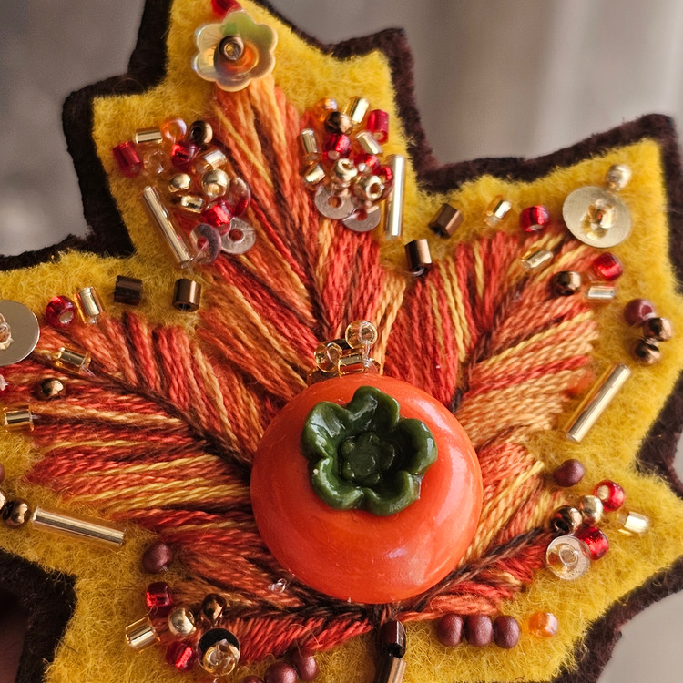 سنجاق سینه دست ساز گلدوزی مدل خرمالوبرگِ پاییزی