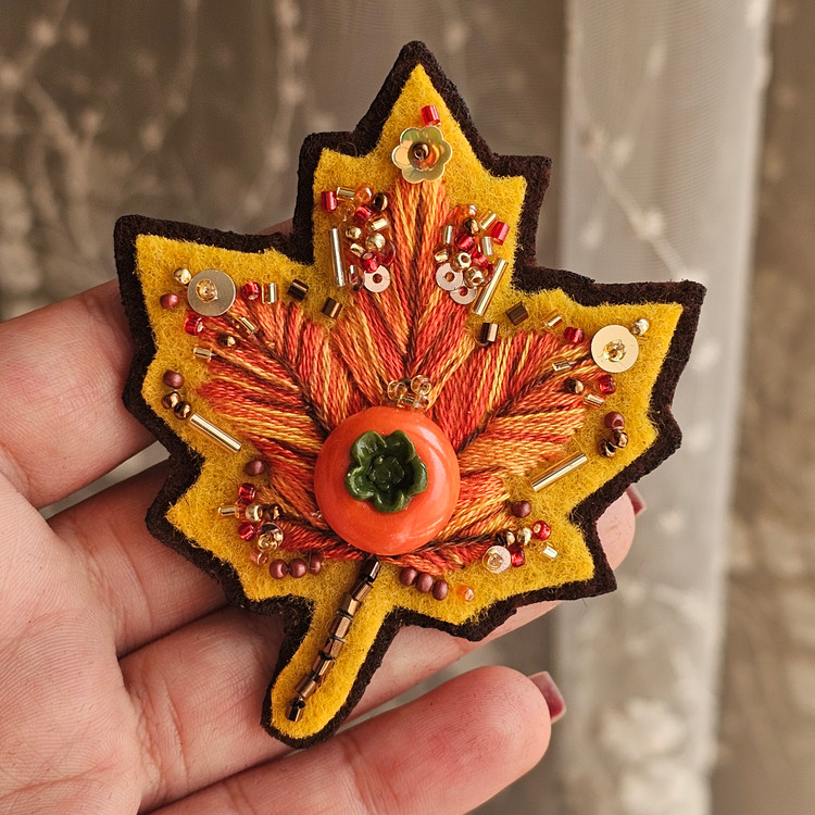 سنجاق سینه دست ساز گلدوزی مدل خرمالوبرگِ پاییزی